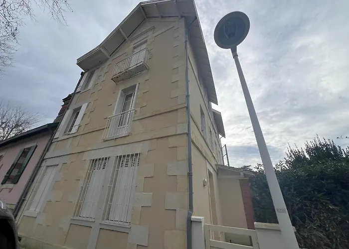 Cosy Pour 4 Pers. Climatise, 30m Joigny, Terrasse, Proche Pereire - Fr-1-474-260 Apartamento *